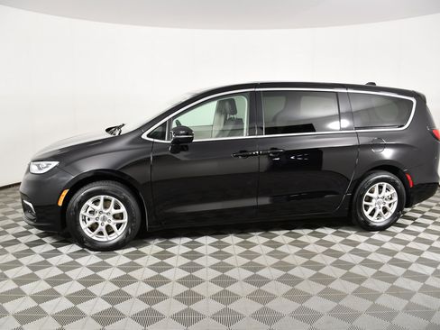 Used 2024 Chrysler Pacifica Touring-L FWD image 9