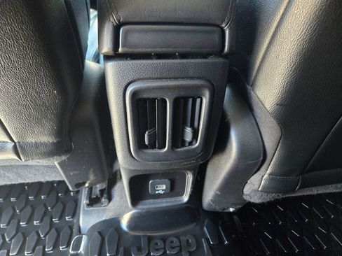Used 2021 Jeep Compass Latitude FWD image 9