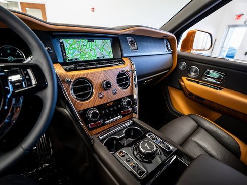 Used 2023 Rolls-Royce Cullinan w/ Cullinan Package image 48