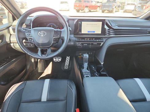 Used 2025 Toyota Camry SE image 9