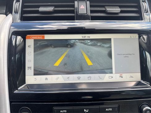 Used 2017 Land Rover Discovery HSE AWD/4WD image 22