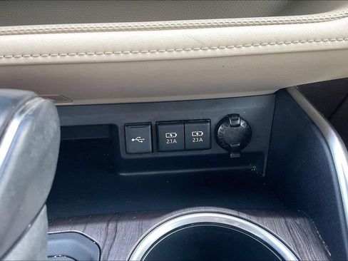 Used 2020 Toyota Highlander Limited FWD image 32