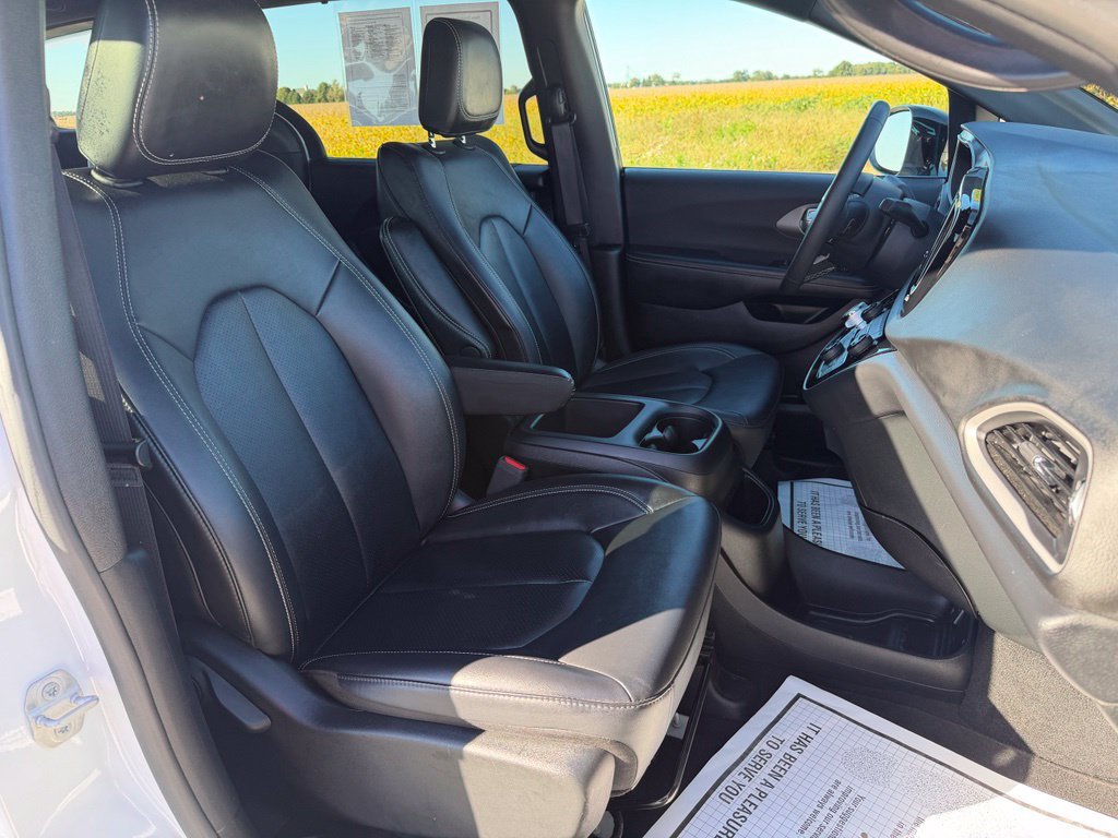 Used 2025 Chrysler Pacifica Select FWD image 24