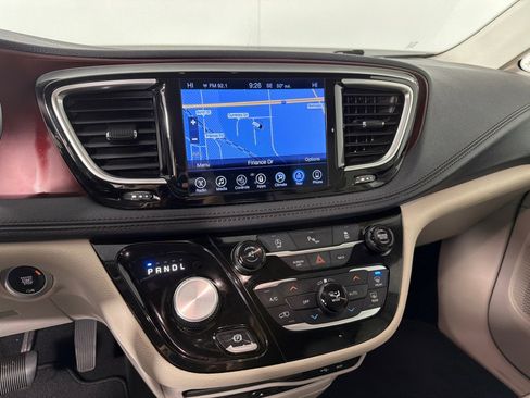 Used 2017 Chrysler Pacifica Limited FWD image 18