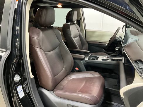 Used 2021 Toyota Sienna Limited image 8