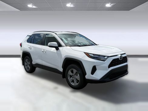 Used 2025 Toyota RAV4 XLE w/ Convenience Package image 7