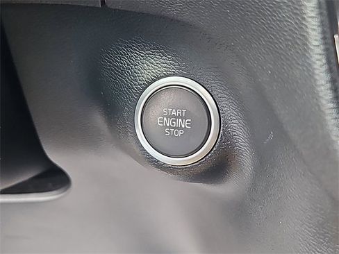 Used 2020 Volvo XC40 T5 Momentum w/ Protection Package Premier image 25