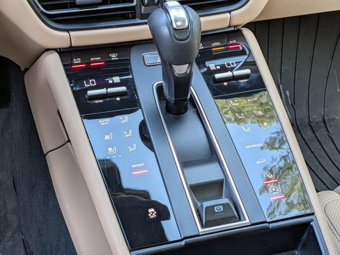 Certified 2024 Porsche Macan AWD/4WD image 17