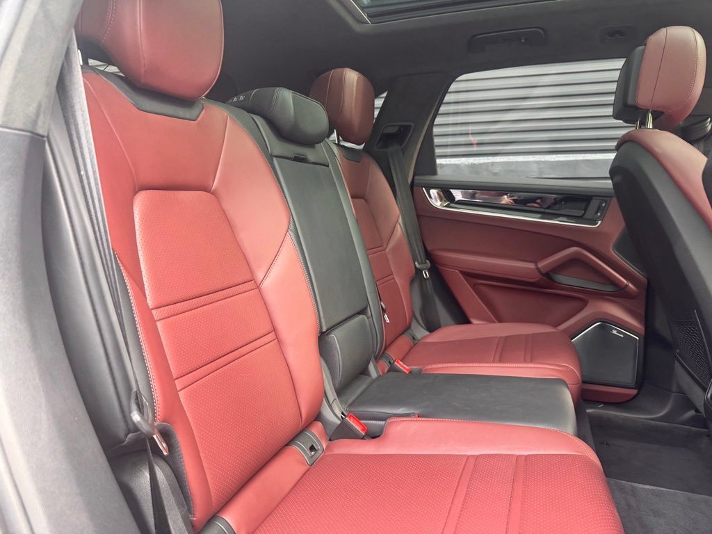 Certified 2025 Porsche Cayenne Turbo AWD/4WD image 20