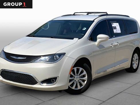 Used 2017 Chrysler Pacifica Touring-L FWD image 1
