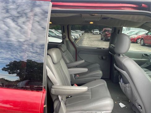 Used 2005 Dodge Grand Caravan SXT w/ Leather Interior Group FWD image 10