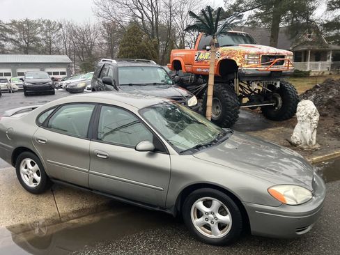 Used 2004 Ford Taurus SE image 2