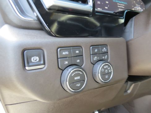 Used 2026 Chevrolet Silverado 2500 LTZ w/ LTZ Convenience Package image 21