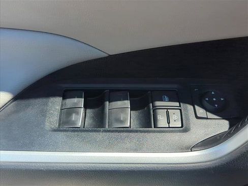 Used 2022 Toyota RAV4 XLE w/ Convenience Package FWD image 11