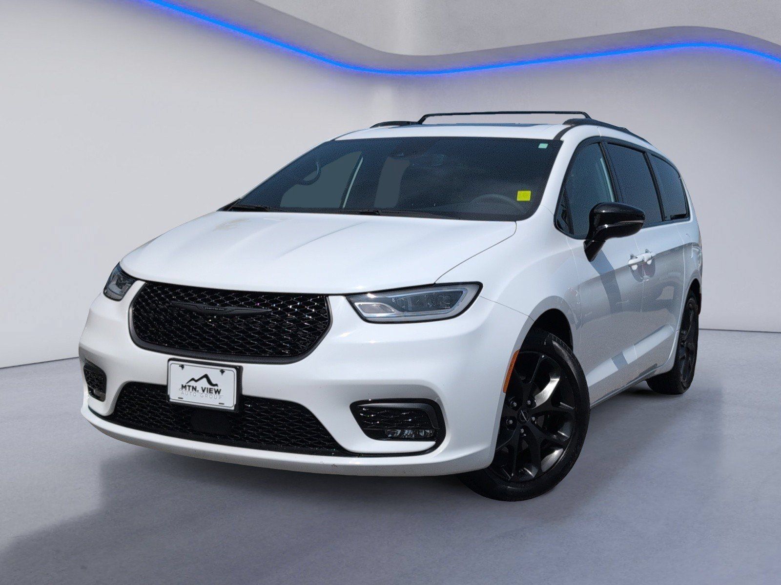 Used 2025 Chrysler Pacifica Limited FWD image 2