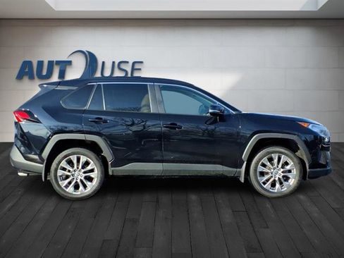 Used 2021 Toyota RAV4 XLE Premium image 17