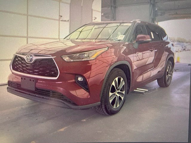 Used 2021 Toyota Highlander XLE FWD image 2