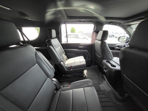 Used 2022 Chevrolet Suburban LT w/ LT Signature Package AWD/4WD image 9