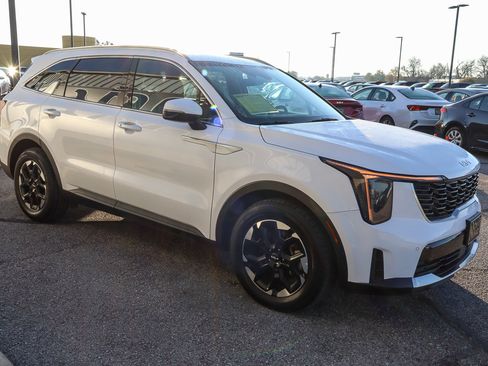 Used 2024 Kia Sorento S image 3
