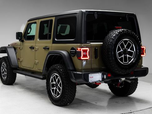 Used 2025 Jeep Wrangler Unlimited Rubicon w/ Convenience Group AWD/4WD image 3