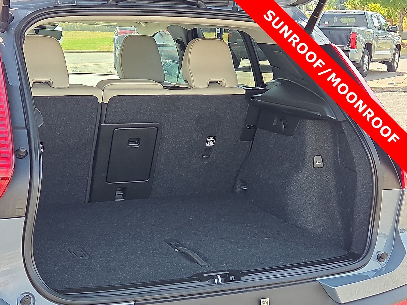 Used 2023 Volvo XC40 B4 Ultimate FWD image 9