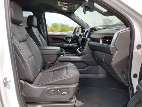 Used 2025 GMC Yukon XL Denali AWD/4WD image 12