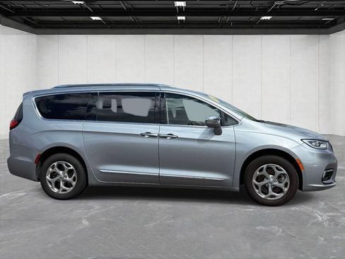 Used 2021 Chrysler Pacifica Limited AWD/4WD image 4