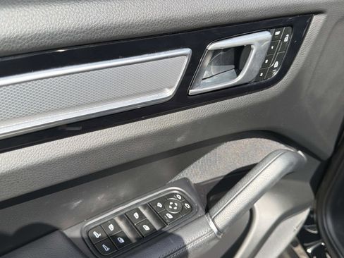 Used 2023 Porsche Cayenne Platinum Edition AWD/4WD image 17