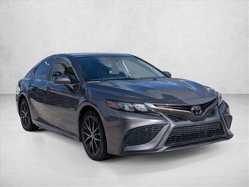 Used 2022 Toyota Camry SE FWD image 3