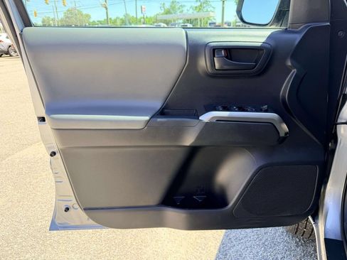 Certified 2019 Toyota Tacoma SR5 AWD/4WD image 17