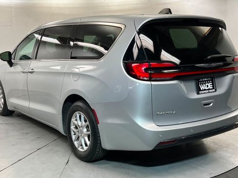 Used 2024 Chrysler Pacifica Touring-L FWD image 3