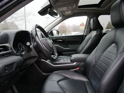 Used 2021 Toyota Highlander XLE image 33