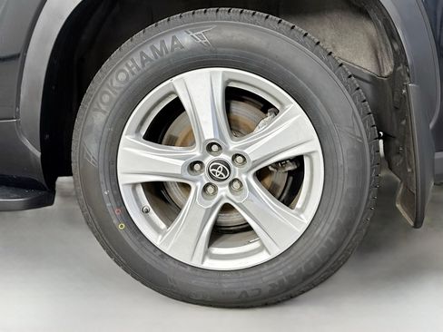 Certified 2024 Toyota Highlander LE AWD/4WD image 30