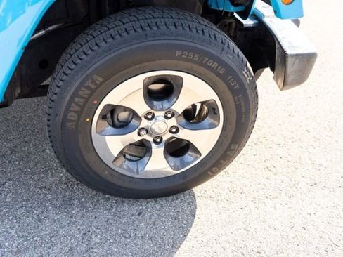 Used 2017 Jeep Wrangler Unlimited Sahara w/ Dual Top Group image 9