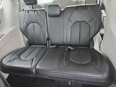 Used 2024 Chrysler Pacifica Touring-L FWD image 26