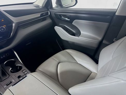 Used 2023 Toyota Highlander XLE AWD/4WD image 22