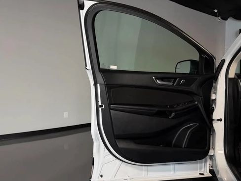 Used 2018 Ford Edge SE FWD image 22