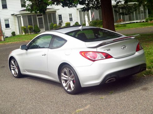Used 2011 Hyundai Genesis 3.8 RWD image 21