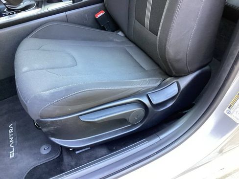 Used 2023 Hyundai Elantra SE FWD image 32