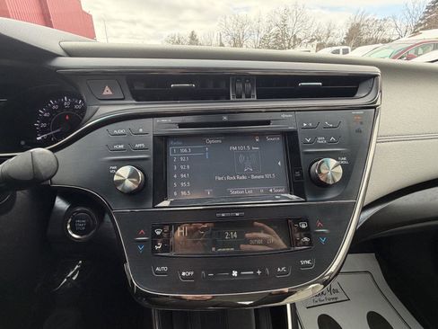 Used 2018 Toyota Avalon Limited image 16