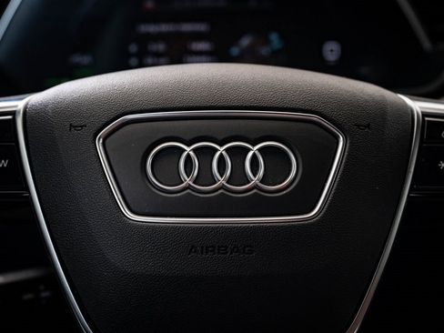 Used 2022 Audi e-tron Premium w/ Convenience Plus Package image 31