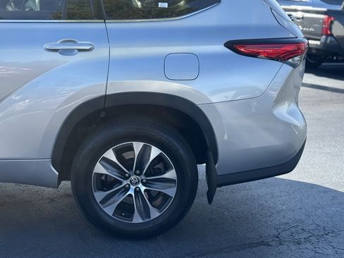 Certified 2022 Toyota Highlander XLE image 4