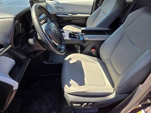 Used 2025 Toyota Sienna XLE FWD image 10