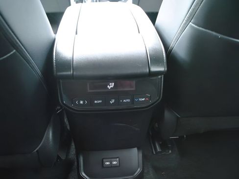 Used 2023 Toyota Highlander XLE AWD/4WD image 13