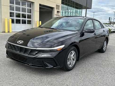 New 2026 Hyundai Elantra SE image 3