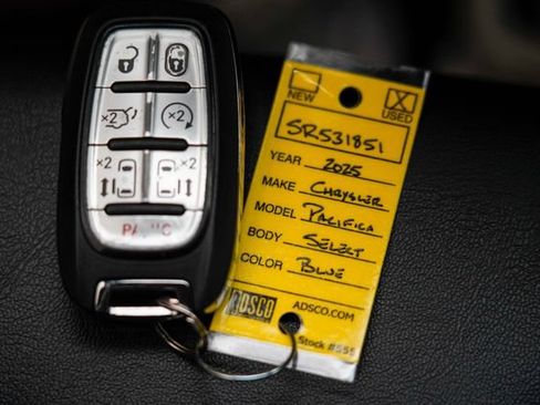 Used 2025 Chrysler Pacifica Select FWD image 35