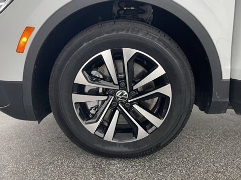 Used 2021 Volkswagen Tiguan SE R-Line image 48