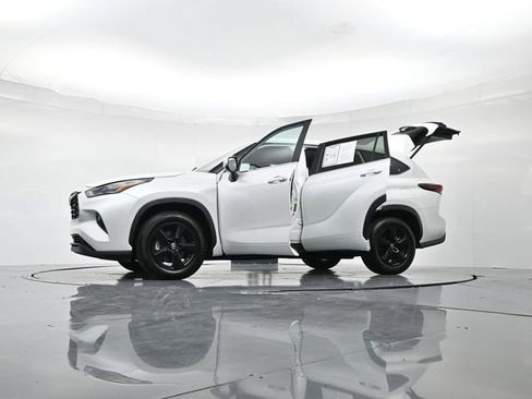 Used 2024 Toyota Highlander LE image 53