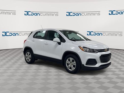 Used 2019 Chevrolet Trax LS image 2