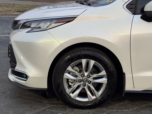 Used 2024 Toyota Sienna Limited image 39